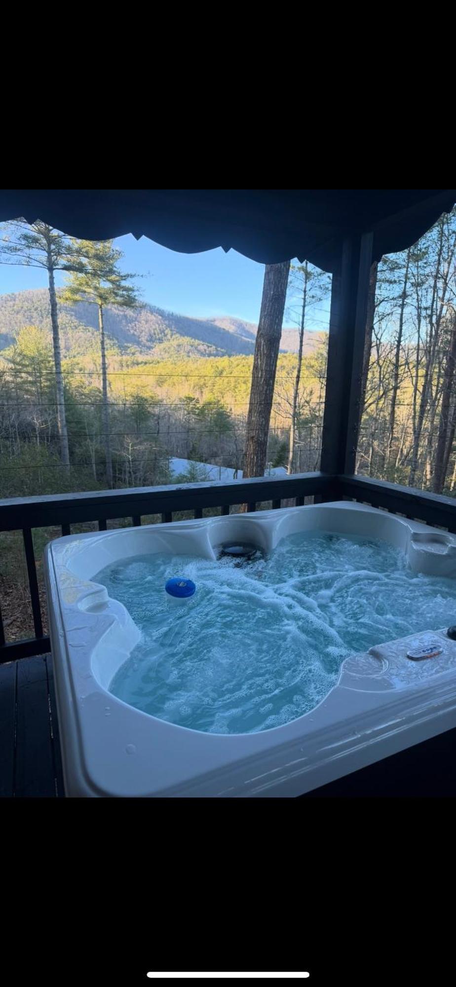 Mountain-top Get-away With Hot Tub And A View Holiday home